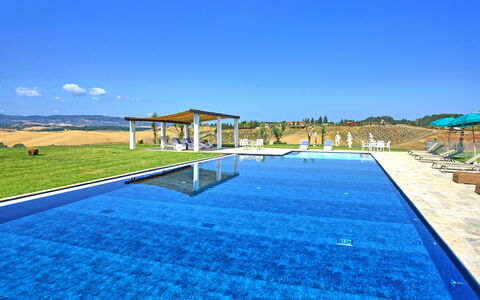 Villa Campana: Cielo, Agua, Planta, Piscina, Azur, Nube, Ocio, Sombra, Edificio, Mueble Para Exteriores