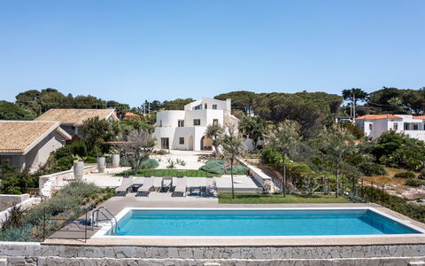 Villa Demar: Cielo, Planta, Agua, Edificio, Azur, Ventana, Árbol, Piscina, Casa, Barrio Residencial