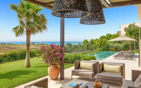 Villa Smeraldo - Sea Front | By Rocco Forte Villas: Cielo, Planta, Propiedad, Agua, Edificio, Azur, Naturaleza, Maceta, Sombra, Encendiendo