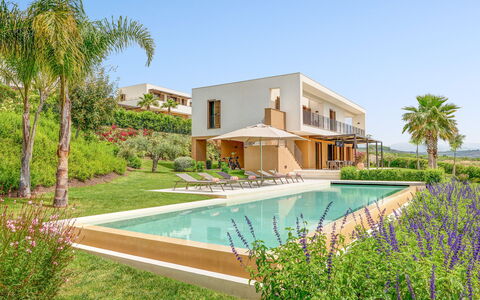 Villa Smeraldo - Sea Front | By Rocco Forte Villas: Planta, Agua, Propiedad, Edificio, Cielo, Azur, Árbol, Flor, Arquitectura, Piscina