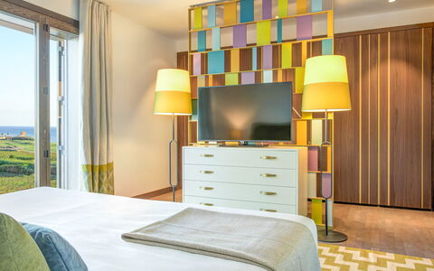 Villa Smeraldo - Sea Front | By Rocco Forte Villas: Mueble, Propiedad, Gabinetes, Comodidad, Cajón, Madera, Textil, Encendiendo, Planta, Amarillo