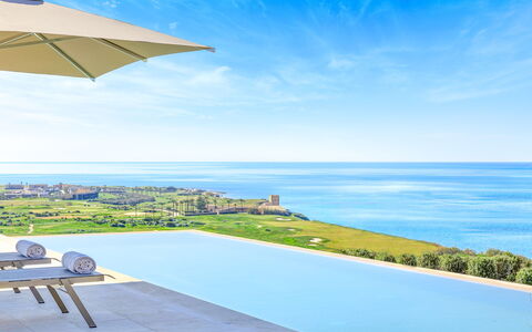 Villa Smeraldo - Sea Front | By Rocco Forte Villas: Cielo, Agua, Nube, Edificio, Azul, Azur, Casa, Mueble Para Exteriores, Planta, Paraguas