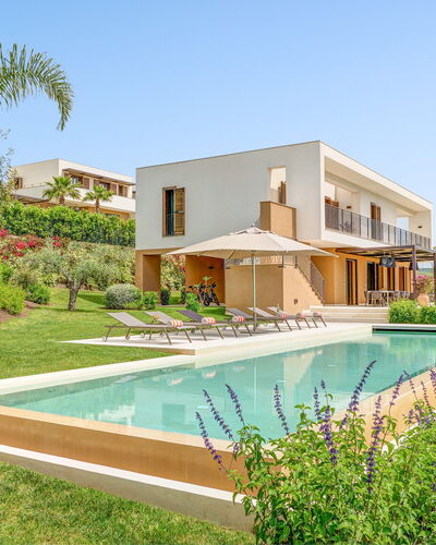 Villa Smeraldo - Sea Front | By Rocco Forte Villas: Planta, Agua, Propiedad, Edificio, Cielo, Azur, Árbol, Flor, Arquitectura, Piscina