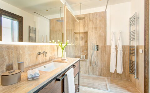 Villa Agata - Sea View | By Rocco Forte Villas: Gabinetes, Lavabo, Propiedad, Grifo, Mostrador, Arreglo De Tubería, Mueble De Baño, Madera, Diseño De Interiores, Fregadero