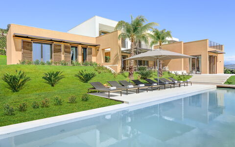 Villa Corallo - Sea Front | By Rocco Forte Villas: Edificio, Planta, Agua, Cielo, Azur, Ventana, Árbol, Piscina, Barrio Residencial, Arecales