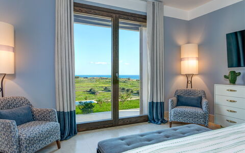 Villa Corallo - Sea Front | By Rocco Forte Villas: Edificio, Planta, Mueble, Ventana, Azul, Comodidad, Azur, Sombra, Gabinetes, Diseño De Interiores