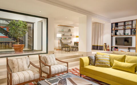 Villa Corallo - Sea Front | By Rocco Forte Villas: Mesa, Mueble, Sofá, Marco, Planta, Diseño De Interiores, Sofá Cama, Suelo, Sala, Piso