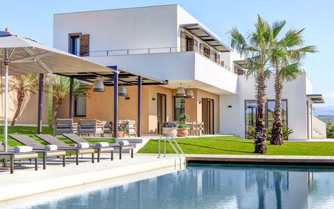 Villa Corallo - Sea Front | By Rocco Forte Villas: Agua, Propiedad, Cielo, Edificio, Planta, Árbol, Diseño Urbano, Ocio, Barrio Residencial, Piscina