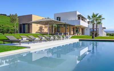 Villa Corallo - Sea Front | By Rocco Forte Villas: Agua, Cielo, Edificio, Azur, Planta, Sombra, Piscina, Árbol, Diseño Urbano, Barrio Residencial