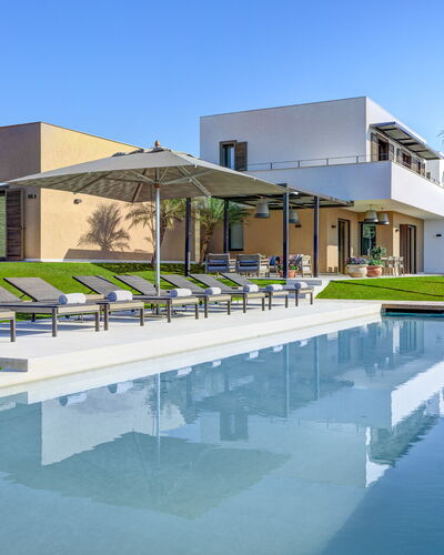 Villa Corallo - Sea Front | By Rocco Forte Villas: Agua, Cielo, Edificio, Azur, Planta, Sombra, Piscina, Árbol, Diseño Urbano, Barrio Residencial