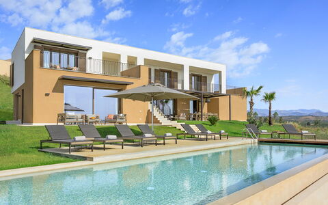 Villa Topazio - Sea View | By Rocco Forte Villas: Cielo, Agua, Nube, Planta, Ventana, Piscina, Edificio, Sombra, Árbol, Mueble Para Exteriores