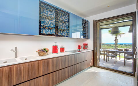 Villa Topazio - Sea View | By Rocco Forte Villas: Ventana, Mueble, Gabinetes, Planta, Edificio, Mostrador, Diseño De Interiores, Grifo, Madera, Lavabo