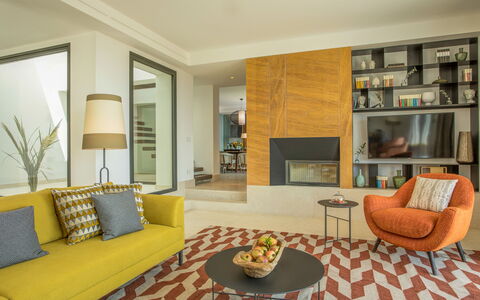 Villa Topazio - Sea View | By Rocco Forte Villas: Mueble, Propiedad, Sofá, Mesa, Comodidad, Sala, Diseño De Interiores, Planta, Suelo, Piso