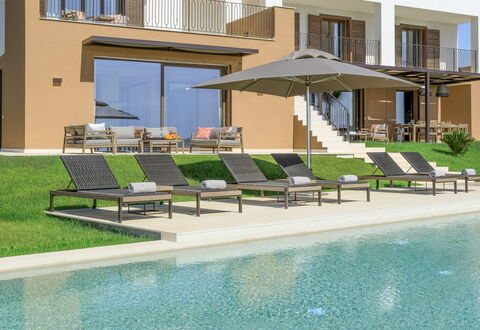 Villa Topazio - Sea View | By Rocco Forte Villas: Agua, Ventana, Planta, Edificio, Sombra, Piscina, Mueble Para Exteriores, Sunlounger, Diseño Urbano, Condominio