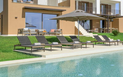 Villa Topazio - Sea View | By Rocco Forte Villas: Agua, Ventana, Planta, Edificio, Sombra, Piscina, Mueble Para Exteriores, Sunlounger, Diseño Urbano, Condominio