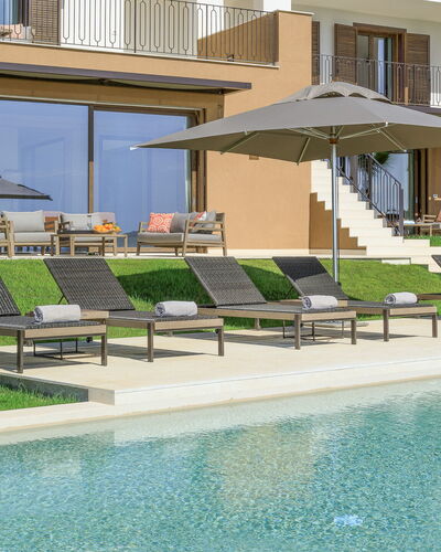 Villa Topazio - Sea View | By Rocco Forte Villas: Agua, Ventana, Planta, Edificio, Sombra, Piscina, Mueble Para Exteriores, Sunlounger, Diseño Urbano, Condominio