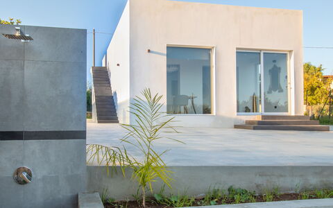 Eremita Villa Sicily: Planta, Cielo, Azur, Rectángulo, Diseño De Interiores, Sombra, Árbol, Paisaje, Material Compuesto, Barrio Residencial