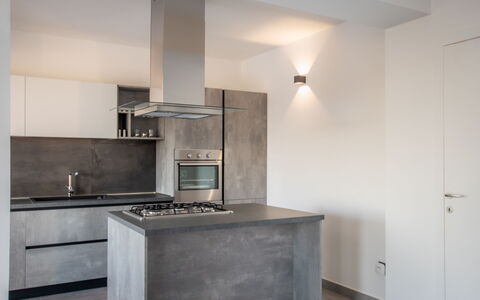 Eremita Villa Sicily: Propiedad, Gabinetes, Lavabo, Mostrador, Fregadero, Edificio, Madera, Grifo, Estufa De Cocina, Diseño De Interiores