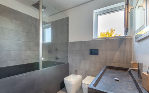 Eremita Villa Sicily: Bañera, Arreglo De Tubería, Baño, Grifo, Madera, Encendiendo, Diseño De Interiores, Piso, Suelo