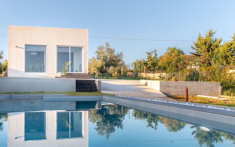 Eremita Villa Sicily: Agua, Planta, Cielo, Azur, Sombra, Árbol, Piscina, Cuerpo De Agua, Barrio Residencial, Ocio