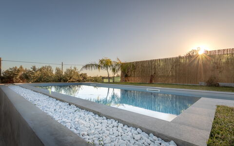 Eremita Villa Sicily: Cielo, Agua, Los Recursos Hídricos, Propiedad, Planta, Ligero, Arquitectura, Cuerpo De Agua, Hierba, Pared