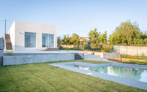 Eremita Villa Sicily: Cielo, Agua, Planta, Árbol, Hierba, Piscina, Ventana, Barrio Residencial, Paisaje, Sombra
