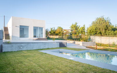 Eremita Villa Sicily: Cielo, Agua, Planta, Árbol, Hierba, Piscina, Ventana, Barrio Residencial, Paisaje, Sombra