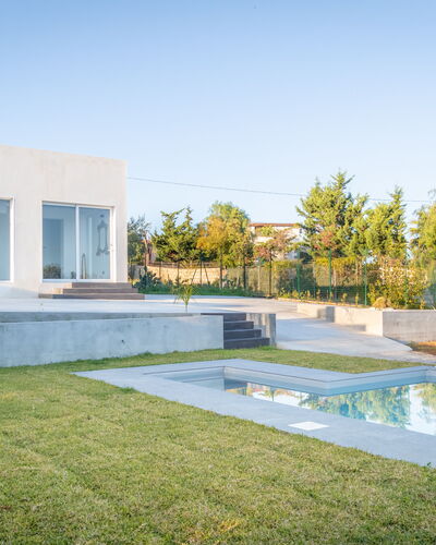 Eremita Villa Sicily: Cielo, Agua, Planta, Árbol, Hierba, Piscina, Ventana, Barrio Residencial, Paisaje, Sombra