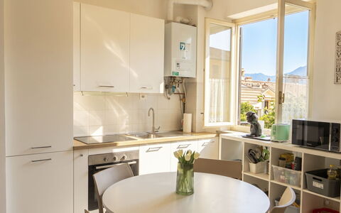Varenna 648: Mueble, Cocina, Diseño De Interiores, Aparato De Cocina, Piso, Mostrador, Electrodoméstico, Silla, Madera, Techo