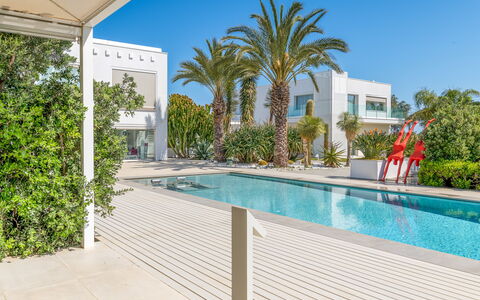 Villa Vinner: Planta, Cielo, Agua, Propiedad, Azur, Árbol, Piscina, Edificio, Sombra, Arecales