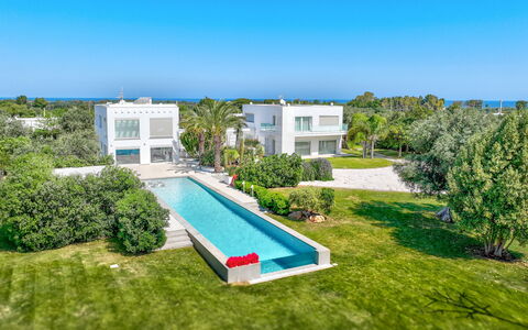 Villa Vinner: Cielo, Planta, Propiedad, Azur, Edificio, Árbol, Diseño Urbano, Hierba, Barrio Residencial, Bienes Raíces