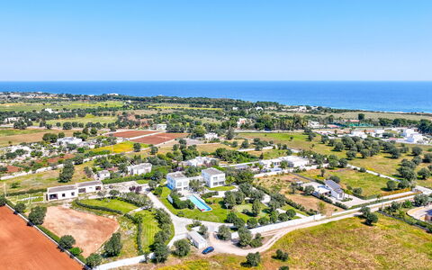 Villa Vinner: Cielo, Edificio, Árbol, Paisaje Natural, Agua, El Terreno Del Lote, Diseño Urbano, Planta, Casa, Paisaje