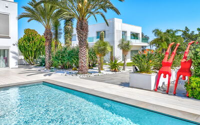 Villa Vinner: Agua, Planta, Tiempo De Día, Propiedad, Cielo, Edificio, Azur, Árbol, Piscina, Ventana