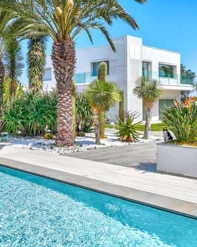 Villa Vinner: Agua, Planta, Tiempo De Día, Propiedad, Cielo, Edificio, Azur, Árbol, Piscina, Ventana