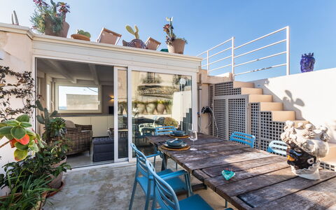 Terrazza Di Erika: Cielo, Planta, Mesa, Edificio, Madera, Planta De Casa, Pared, Casa, Barrio Residencial, Sombra