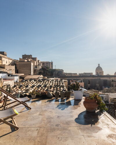 Terrazza Di Erika: Cielo, Edificio, Diseño Urbano, Planta, Maceta, Barrio Residencial, Casa, Paisaje, Nube, Planta De Casa