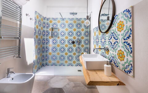Alma Suite: Propiedad, Arreglo De Tubería, Púrpura, Cortina De La Ducha, Baño, Azul, Edificio, Bañera, Textil, Diseño De Interiores