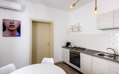 Alma Suite: Gabinetes, Lavabo, Mostrador, Propiedad, Mueble, Marco, Fregadero, Blanco, Edificio, Grifo