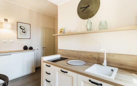 Donna Rosa Holiday Home: Lavabo, Gabinetes, Propiedad, Blanco, Madera, Grifo, Diseño De Interiores, Encendiendo, Arquitectura, Suelo