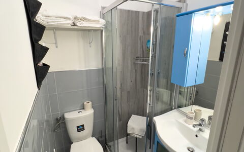 Casa Carlotta - San Bartolomeo Al Mare: Arreglo De Tubería, Espejo, Lavabo, Edificio, Púrpura, Baño, Lavabo Del Baño, Grifo, Diseño De Interiores