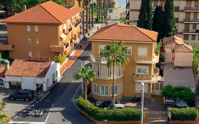 Casa Carlotta - San Bartolomeo Al Mare: Edificio, Planta, Cielo, Tiempo De Día, Propiedad, Nube, Ventana, Infraestructura, Casa, Árbol