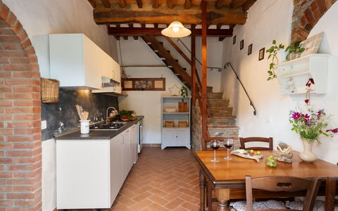 Villa Dei Tigli: Mueble, Propiedad, Mesa, Planta, Edificio, Madera, Gabinetes, Silla, Diseño De Interiores, Suelo
