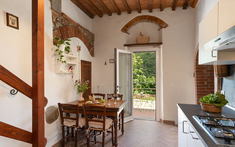 Villa Dei Tigli: Mueble, Mesa, Propiedad, Planta, Planta De Casa, Madera, Diseño De Interiores, Maceta, Gabinetes, Silla