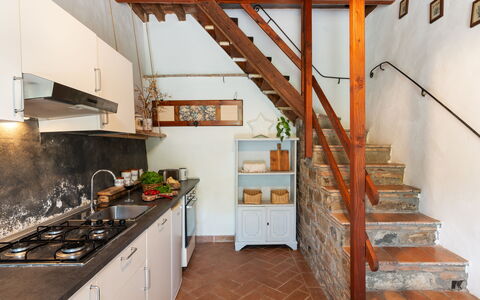 Villa Dei Tigli: Mostrador, Gabinetes, Propiedad, Escalera, Aparato De Cocina, Estufa De Cocina, Madera, Cocina, Piso, Suelo