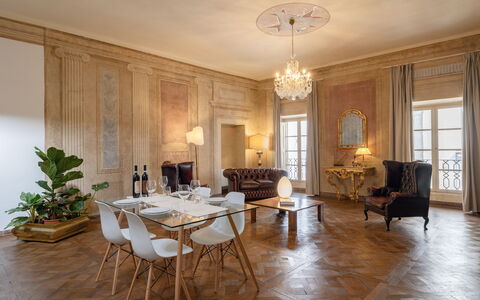 Appartamento Reale: Mesa, Mueble, Planta, Silla, Madera, Edificio, Diseño De Interiores, Ventana, Piso, Decoración