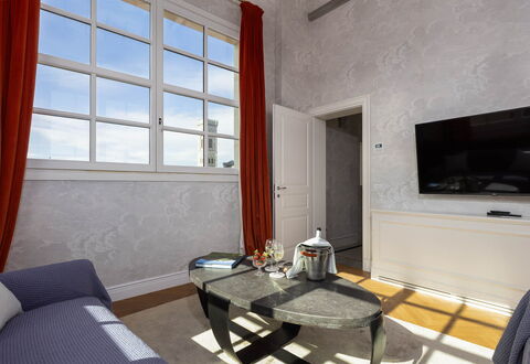 Torretta Penthouse Luxury Apartment In Florence By: Diseño De Interiores, Techo, Piso, Suelo, Departamento, Habitación, Lámpara, Moldura, Sala, Lámpara