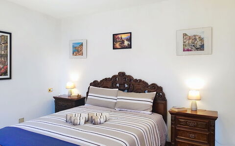 Casa sul Torrente: Mueble, Cama, Lecho, Diseño De Interiores, Habitación, Sábana, Pared, Habitación, Linos, Madera