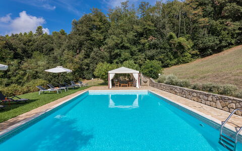 Villa D'elsa: Agua, Planta, Nube, Propiedad, Piscina, Cielo, Naturaleza, Azur, Sombra, Cuerpo De Agua