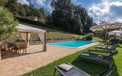 Villa D'elsa: Nube, Planta, Propiedad, Cielo, Piscina, Agua, Árbol, Edificio, Mueble Para Exteriores, Sombra