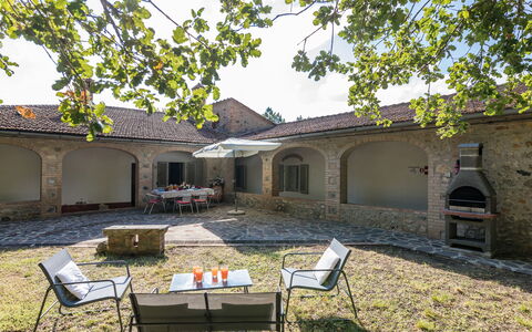Villa D'elsa: Propiedad, Edificio, Planta, Cielo, Sombra, Mesa, Mueble Para Exteriores, Árbol, Hierba, Silla